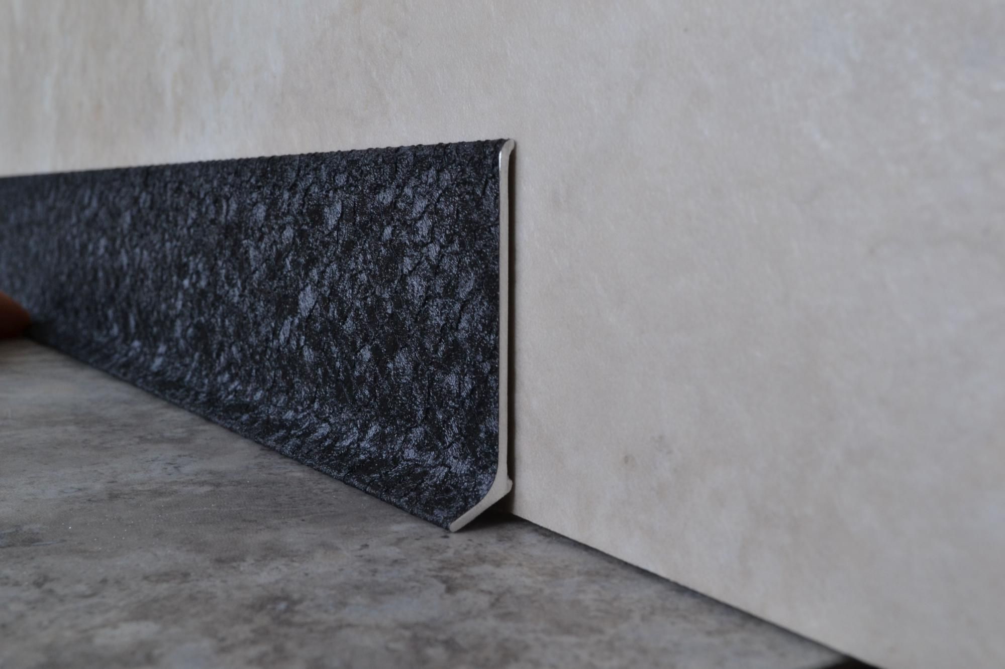 Плинтус алюминиевый L-образный текстура кожи черная (2500*11*60 мм) — купить в Сыктывкаре